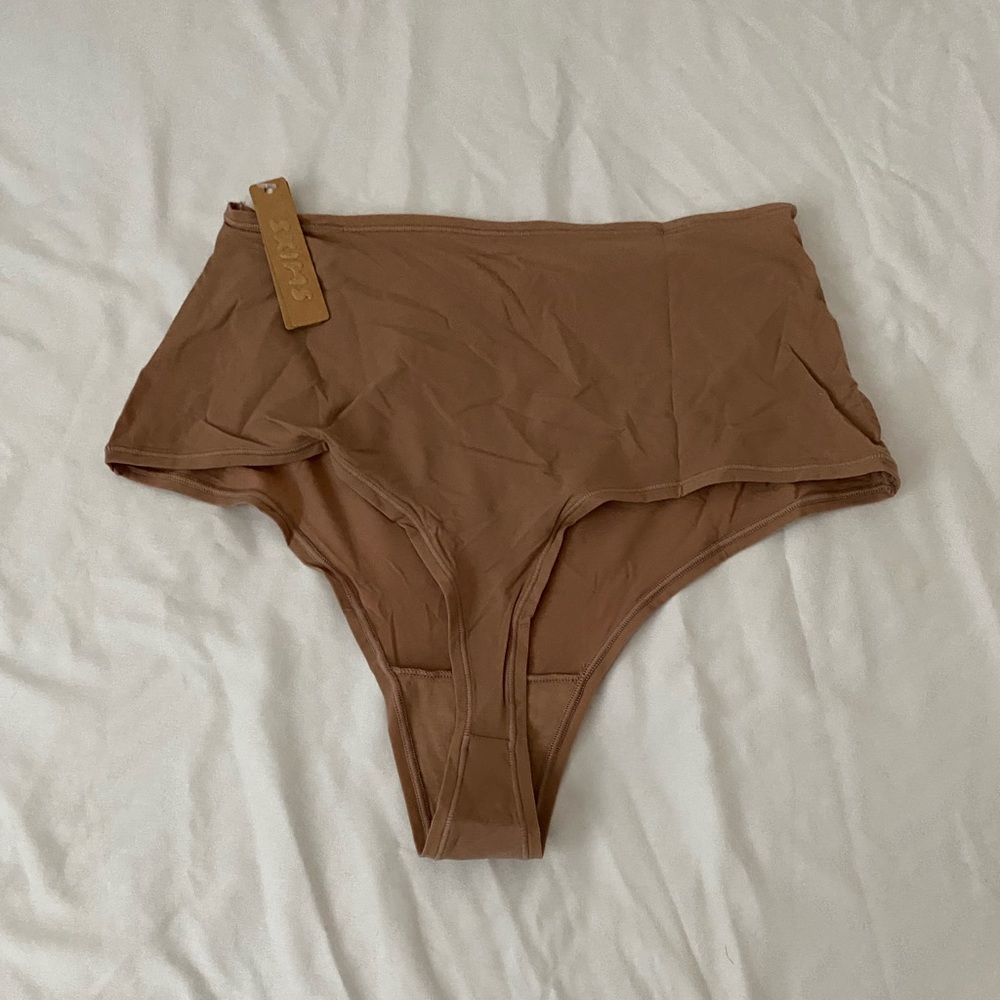 skims sienna thong